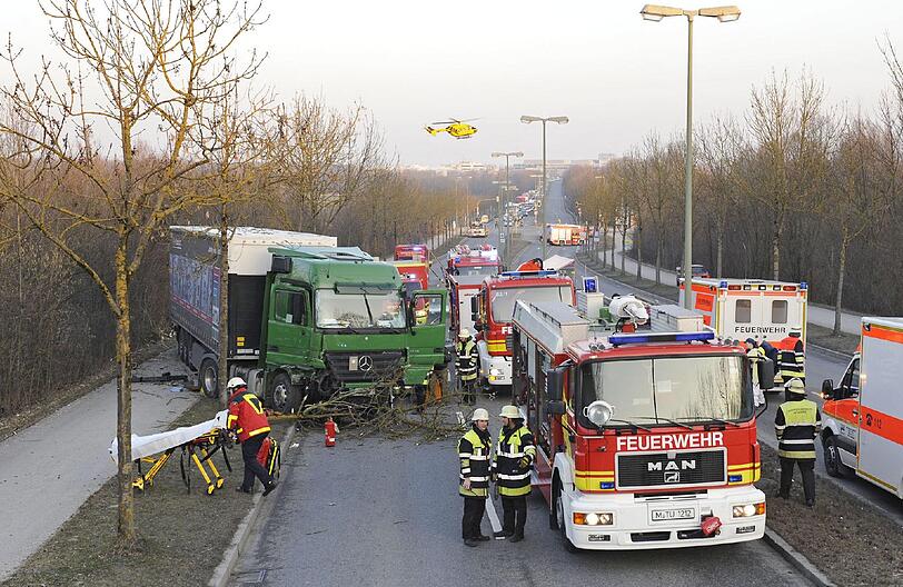 Dachauer Straße: Im morgendlichen Berufsverkehr kippt ein Sattelschlepper um. Der mit Baumarktartikeln beladene Lastzug gerät von der Fahrbahn und überfährt fünf Alleebäume, bevor er im Grünstreifen zum Stehen kommt. Der 44-jährige Fahrer erleidet schwere Verletzungen im Brustbereich. Einsatzkräfte der Feuerwehr München und der Werkfeuerwehr MTU entfernen mit Hilfe von Motorkettensägen die unter dem Lkw verkeilten Holzstämme und nehmen aus den aufgerissenen Treibstofftanks rund 240 Liter Diesel auf. Es entstehen erhebliche Verkehrsbehinderungen.