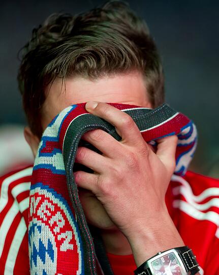 Ein Abend der emotionalen Achterbahnfahrt - mit dem brutalen Absturz aus einem ach so schönen Traum. So hofften, bangten, jubelten - und weinten die Fans des FC Bayern.
