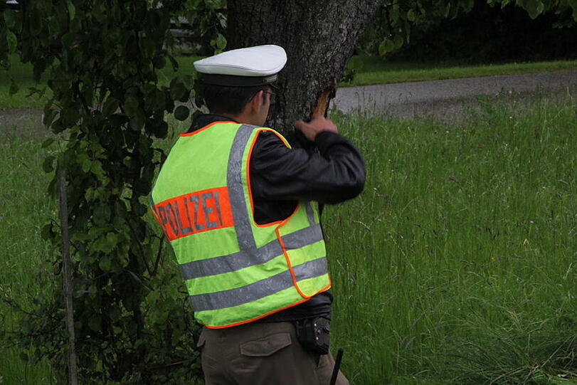 Einsatzkräfte an der Unfallstelle. An dem Audi ist ein Sachschaden von 35.000 Euro entstanden und der Fahrer ist seinen Führerschein erstmal los.
