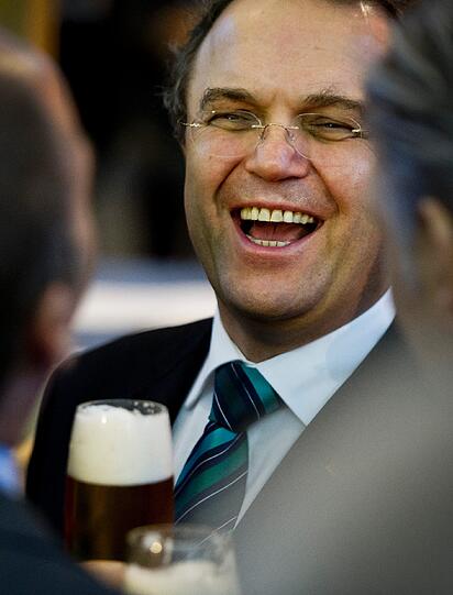 Endlich ein Bier. Das macht offenbar Laune.