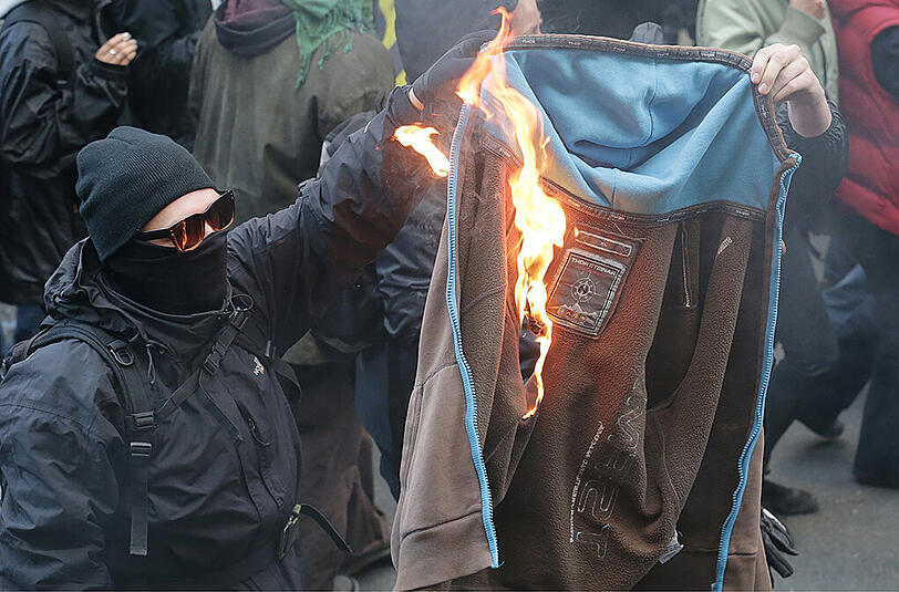 Wer sich bei Demos in Bayern künftig vermummt, muss mit strafrechtlichen Konsequenzen rechnen. (Archivbild)