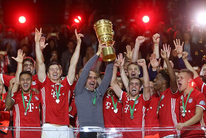 Die Hände zum Himmel: Pep und seine Mannen.