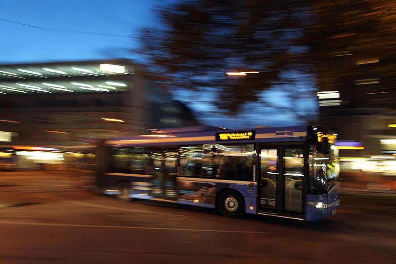 Am Busbahnhof am Orleansplatz ist die Frau von der Fremden angegangen worden.
