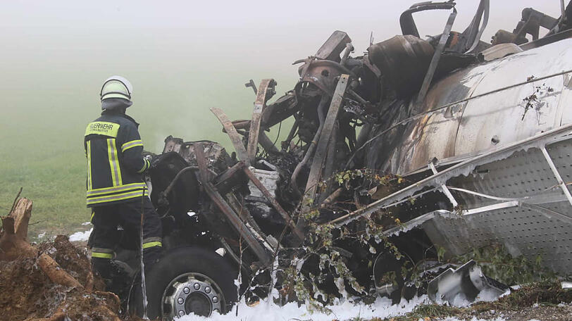 Bilder vom Unfallort: Der Milchlaster ist umgekippt und ausgebrannt, der Fahrer konnte sich nicht mehr selbst aus dem Fahrzeugwrack befreien und starb.