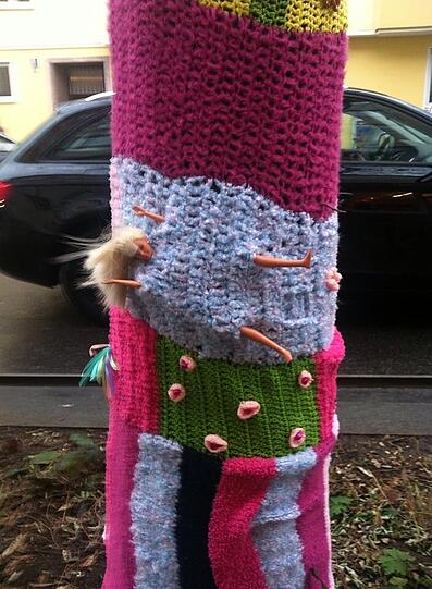 Ganz schön bestrickend: der festlich eingekleidete Baum in der Isarvorstadt.
