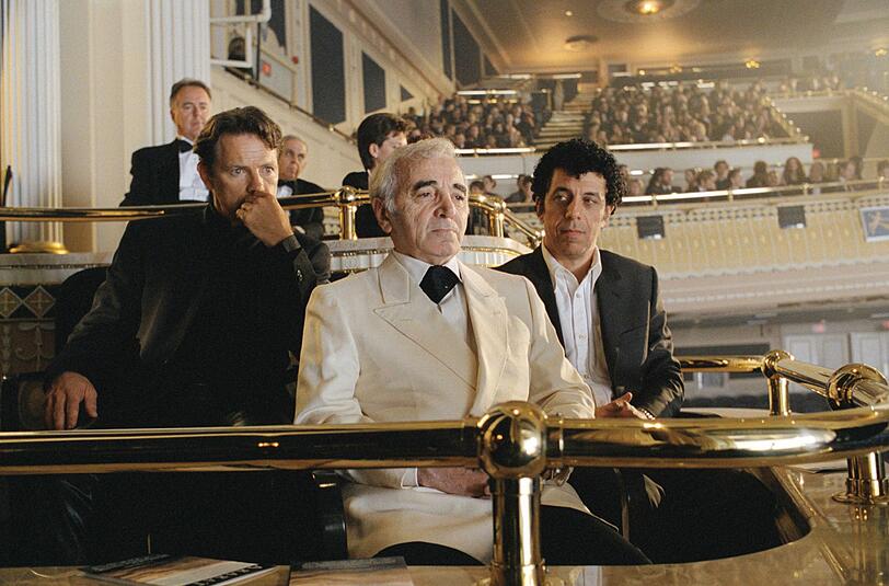 Charles Aznavour (im weißen Sakko) im Film &bdquo;Ararat&ldquo;.