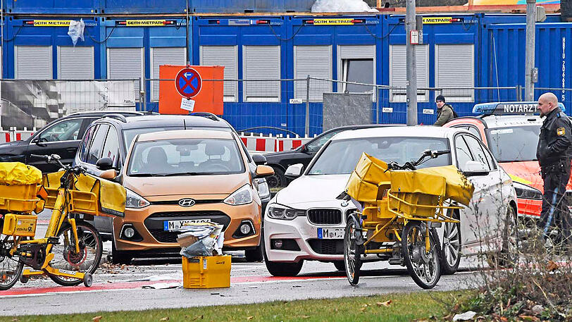 Bei einer Kollision mit einem BMW wurde eine Postlerin verletzt. Die Bilder von der Unfallstelle.