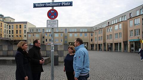 Stadträtin Dorothea Wiepcke (v. l.) und CSU-Fraktionschef Manuel Pretzl mit Antonia Hopfensberger (67) und Sohn Martin (35)