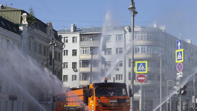 Ein Einsatzfahrzeug versprüht im Zentrum Moskaus großflächig Desinfektionsmittel. Ein Einsatzfahrzeug versprüht im Zentrum Moskaus großflächig Desinfektionsmittel.