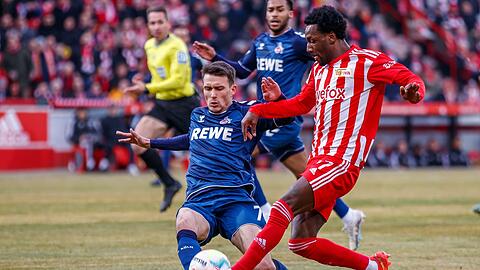 Kölns Dejan Ljubicic trennt Unions Sheraldo Becker (r) im Zweikampf vom Ball.