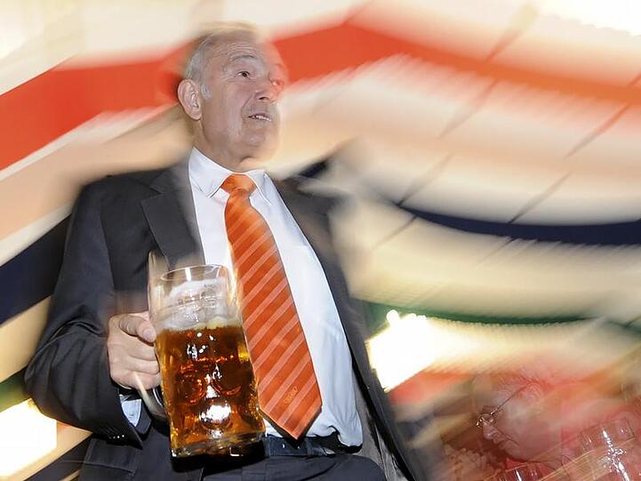 Günther Beckstein im Bierzelt