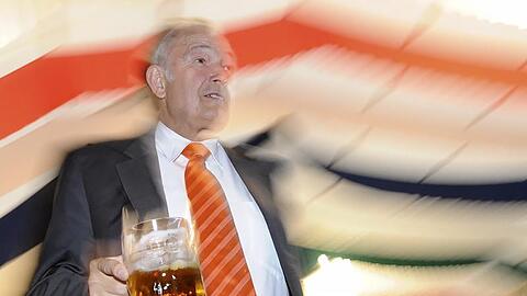 Günther Beckstein im Bierzelt