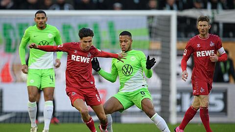 Kölns Denis Huseinbasic (l) versucht den Ball gegen Wolfsburgs Aster Vranckx zu behaupten.