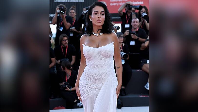 Georgina Rodríguez posiert in Venedig für die Fotografen.