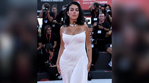 Georgina Rodríguez posiert in Venedig für die Fotografen.