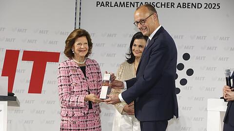 Friedrich Merz überreichte Königin Silvia den Ehrenpreis. Friedrich Merz überreichte Königin Silvia den Ehrenpreis.