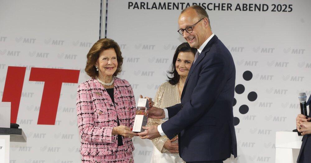 K-nigin-Silvia-mit-Sonderpreis-f-r-soziales-Engagement-geehrt