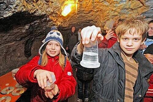 Kinder entdecken die Nürnberger Felsengänge.