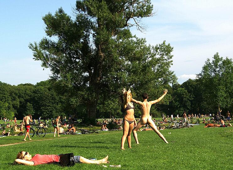 NACKT SONNEN: "I renn nackad durchn Englischen Garten" - Sobald die ersten warmen Tage beginnen, sind sie wieder da, die splitternackten Sonnenanbeter vom Englischen Garten. Jeder Münchner sollte von sich behaupten können, mindestens einmal "nackert" am Eisbach gelegen zu sein...