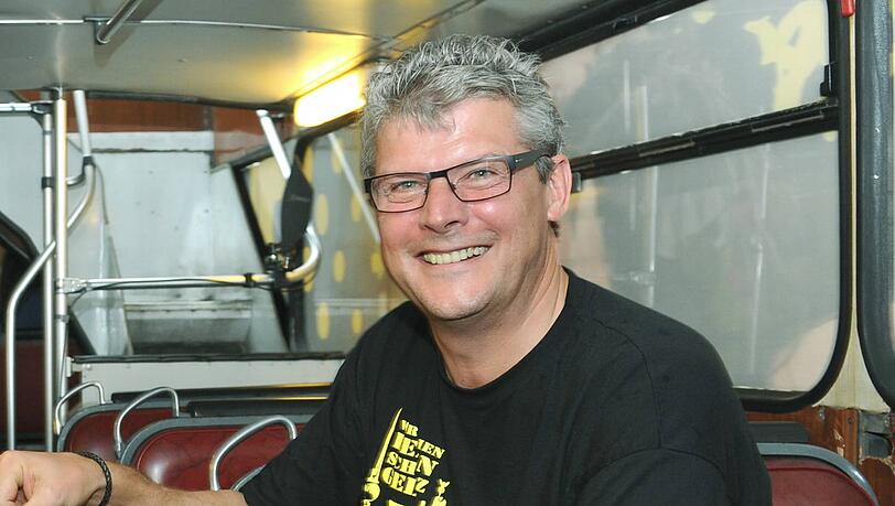BVB-Stadionsprecher Norbert Dickel. Der Held von Berlin moderiert live aus der Sprecherkabine für das Dortmunder Netradio. BVB-Stadionsprecher Norbert Dickel. Der Held von Berlin moderiert live aus der Sprecherkabine für das Dortmunder Netradio.