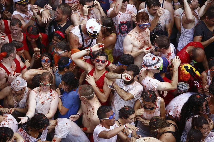 Dieses Jahr mussten die Teilnehmer übrigens zum ersten Mal für die Tomatina Eintritt bezahlen. Die Wirtschaftskrise hat es nötig gemacht.