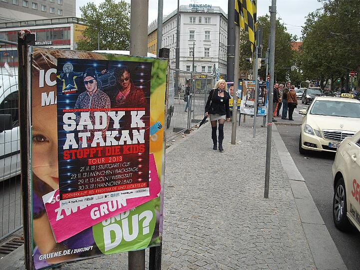 Teils beschädigt, teils überklebt, in jedem Fall unschön fürs Stadtbild: Die Plakate von Landtags- und Bundestagswahlkampf stehen und hängen noch überall herum.