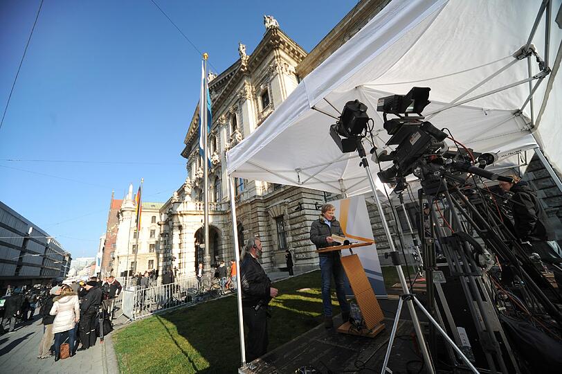 Bilder vom Hoeneß-Prozess am Münchner Justizpalast.