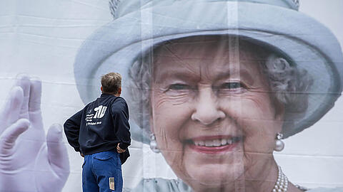 Ein großflächiges Plakat in Berlin kündigt den Besuch der britischen Monarchin Elizabeth II. an. Es ist der fünfte Staatsbesuch der Queen in Deutschland. In den folgenden Bildern sehen Sie Impressionen von den vier vorangegangenen.