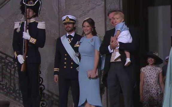 Prinz Carl Philip mit seiner Frau Prinzessin Sofia und Madeleines Mann Chris O'Neill, der seinen kleinen Sohn Prinz Nicolas auf dem Arm hatte.