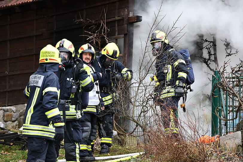Der Sachschaden beträgt 35.000 Euro - die Ursache für den Kellerbrand ist derzeit noch unklar. Die Bilder vom Feuerwehreinsatz.