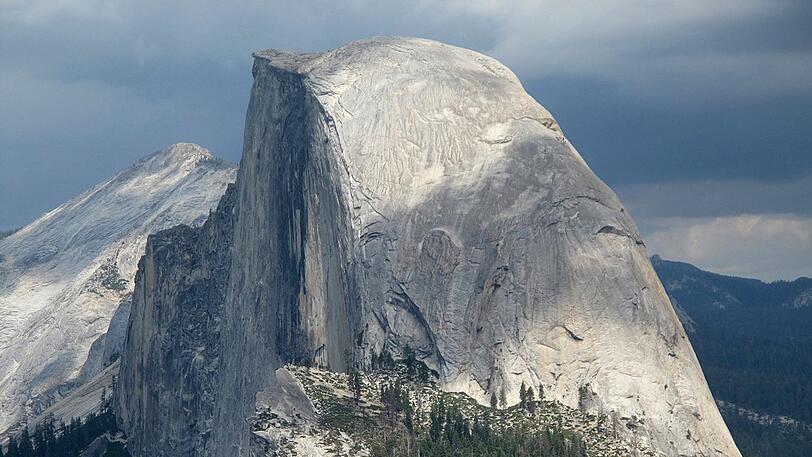 Die Aufnahme zeigt den Half Dome und das Yosemite Valley, fotografiert vom Glacier Point.