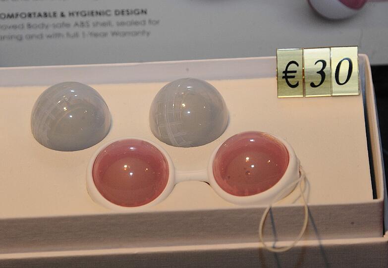 Sex-Toys für jeden Geschmack auf der Erotikmesse "Eros und Amore" in München.
