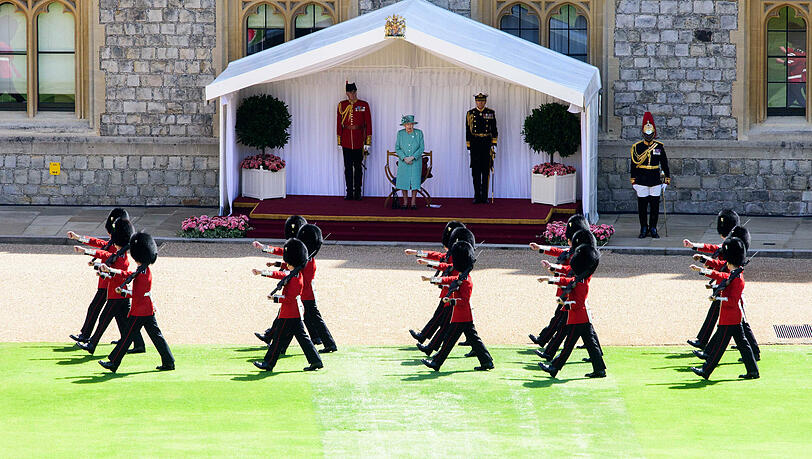 Queen Elizabeth II. an ihrer 94. Geburtstagsfeier mit der Waliser Garde auf Schloss Windsor.