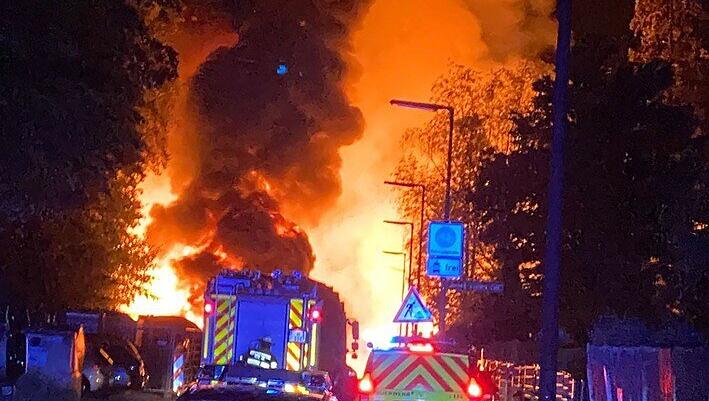 Flammen-Inferno: 26 Kabeltrommeln brennen auf einer Baustelle in Harlaching