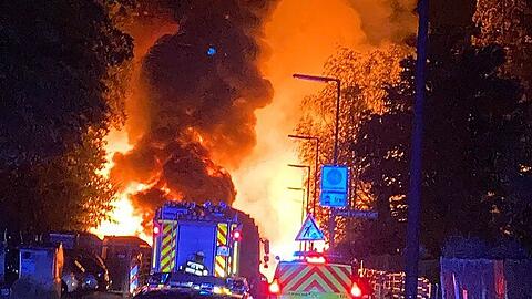Flammen-Inferno: 26 Kabeltrommeln brennen auf einer Baustelle in Harlaching
