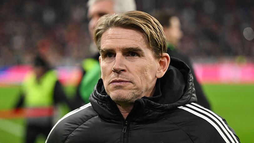 Christoph Freund kommt vor einem Spiel in die  Allianz Arena.