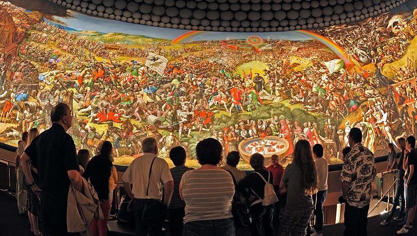 In der ehemaligen DDR spielte der Bauernkrieg unter dem Einfluss der marxistischen Geschichtsschreibung eine große Rolle im historischen Gedächtnis. Ab 1976 malte Werner Tübke am Schlachtberg nahe dem thüringischen Bad Frankenhausen ein riesiges Panoramagemälde, das entgegen der Absicht der Auftraggeber die ganze Epoche der Renaissance porträtiert. In der ehemaligen DDR spielte der Bauernkrieg unter dem Einfluss der marxistischen Geschichtsschreibung eine große Rolle im historischen Gedächtnis. Ab 1976 malte Werner Tübke am Schlachtberg nahe dem thüringischen Bad Frankenhausen ein riesiges Panoramagemälde, das entgegen der Absicht der Auftraggeber die ganze Epoche der Renaissance porträtiert.