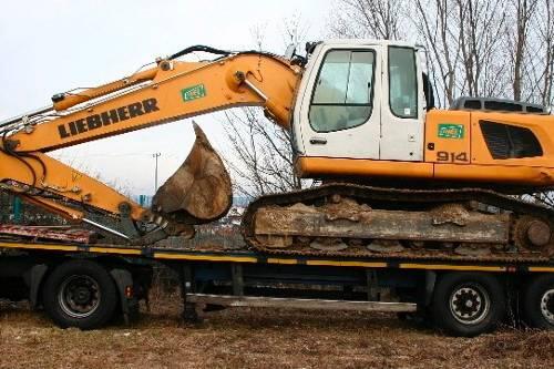 Bagger beim Abtransport. Auch diese Baumaschine wollten Diebe stehlen.