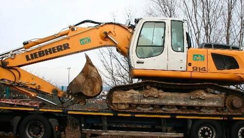 Bagger beim Abtransport. Auch diese Baumaschine wollten Diebe stehlen. Bagger beim Abtransport. Auch diese Baumaschine wollten Diebe stehlen.