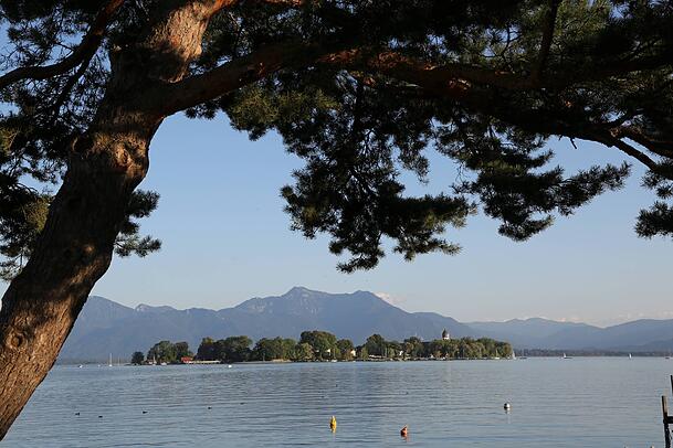 Ein Blick auf die Fraueninsel von Gstad am Chiemsee. Ein Blick auf die Fraueninsel von Gstad am Chiemsee.