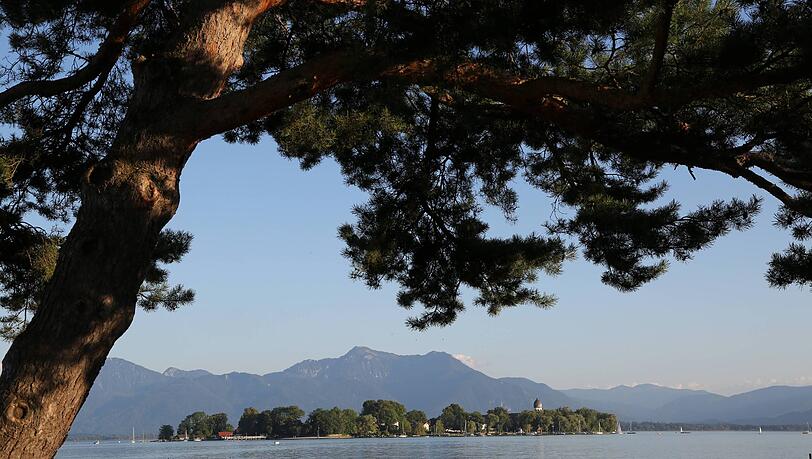 Ein Blick auf die Fraueninsel von Gstad am Chiemsee.