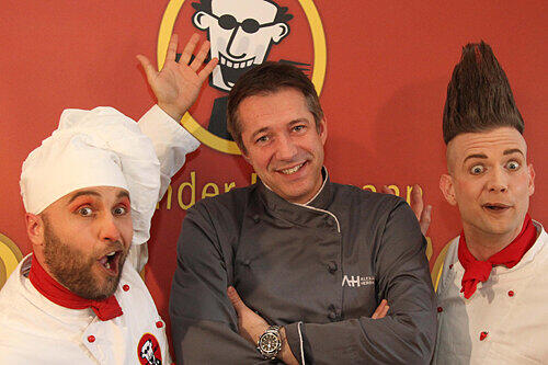 Der Meister mit dem schrillen Koch-Clown Mr. Edd und seinem Küchenjungen LeFou, die für Spaß im Gourmet-Zelt sorgen.