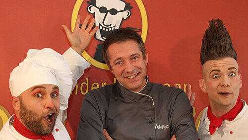Der Meister mit dem schrillen Koch-Clown Mr. Edd und seinem Küchenjungen LeFou, die für Spaß im Gourmet-Zelt sorgen. Der Meister mit dem schrillen Koch-Clown Mr. Edd und seinem Küchenjungen LeFou, die für Spaß im Gourmet-Zelt sorgen.
