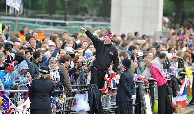 Ein Fahnenmeer, jubelnde Menschen, verkleidete Spaßvögel: So haben die Menschen in London und aller Welt die königliche Hochzeit gefeiert. Die Bilder!