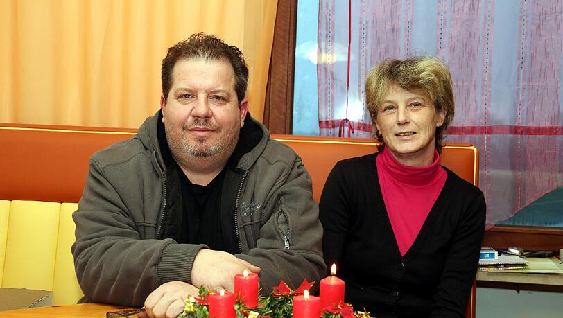 Nach dem Juni-Hochwasser war das Haus von Erich und Regina Lenk in Fischerdorf zerstört. Heute kann das Ehepaar daheim Weihnachten feiern. Nach dem Juni-Hochwasser war das Haus von Erich und Regina Lenk in Fischerdorf zerstört. Heute kann das Ehepaar daheim Weihnachten feiern.