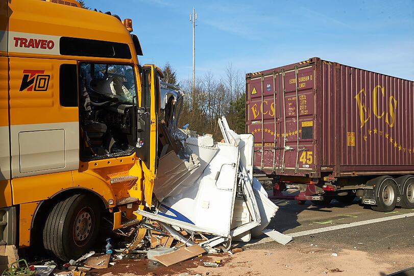 Schlimmer Unfall bie Boppard: Ein Wohnmobil wird zwischen Lastwagen eingeklemmt und komplett zerdrückt. Eine Frau stirbt bei dem Crash auf der A61.