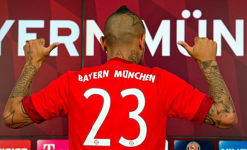 Vidal präsentiert stolz sein neues Trikot: Der Neuzugang bekommt die 23 von Sven Ulreich.