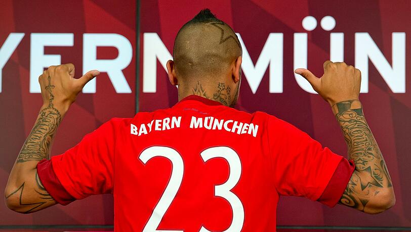 Vidal präsentiert stolz sein neues Trikot: Der Neuzugang bekommt die 23 von Sven Ulreich. Vidal präsentiert stolz sein neues Trikot: Der Neuzugang bekommt die 23 von Sven Ulreich.