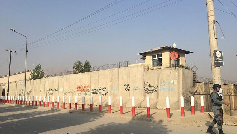 Auch Mauern und Stacheldraht konnten die Angreifer nicht aufhalten. Foto: Jawad Jalali Auch Mauern und Stacheldraht konnten die Angreifer nicht aufhalten. Foto: Jawad Jalali