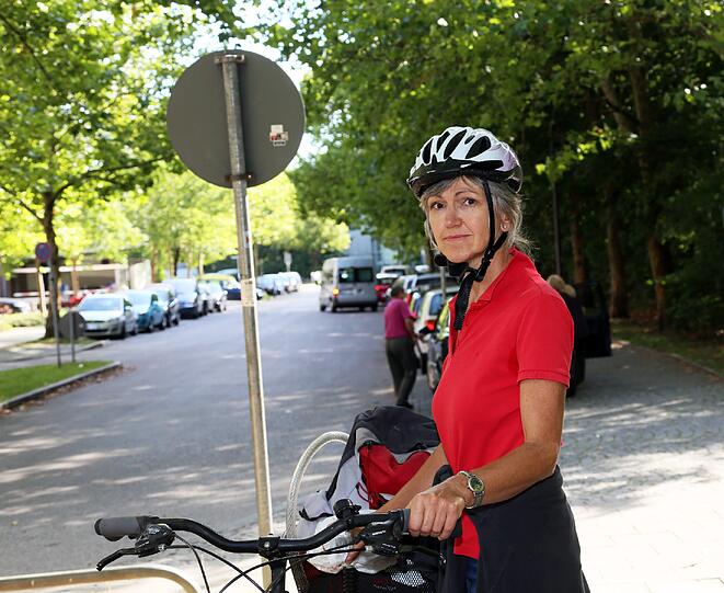 Sabine Bohn mit dem Schild, dass sie erst sehen kann, als sie schon gegen seine Anweisung verstoßen hat.
